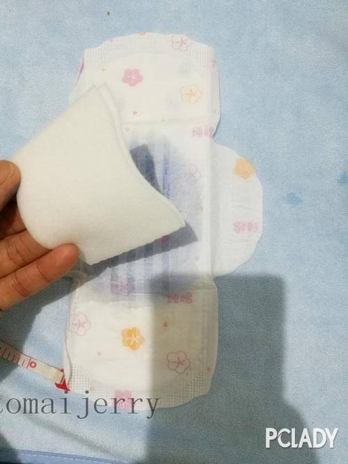 测试方法很简单,就是让卫生巾大量吸收水分以后,上面放上一层纸巾,用