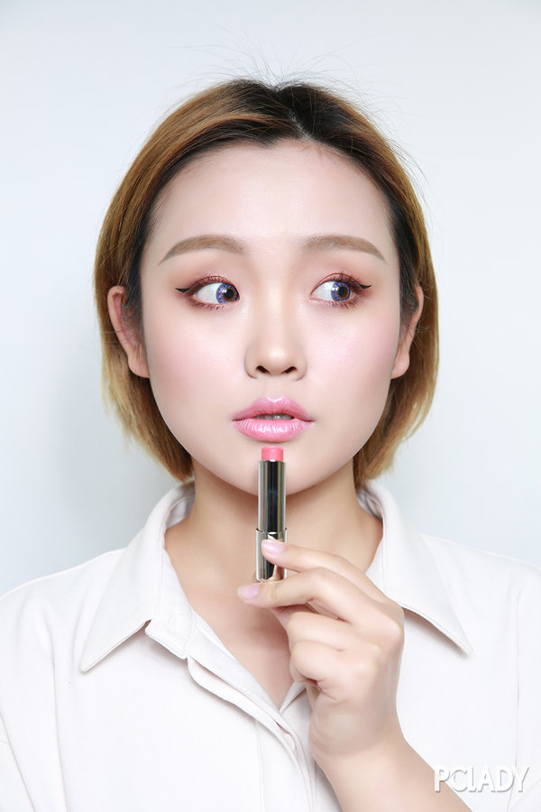 着迷人微蓝色泽的珊瑚色,   清新闪耀,映衬肤色,完美呈现了日常妆容