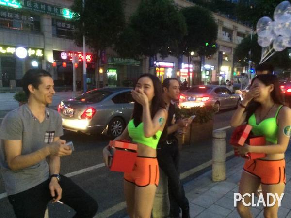 庆祝七夕 广州酒吧街比基尼女子现场吹安全套