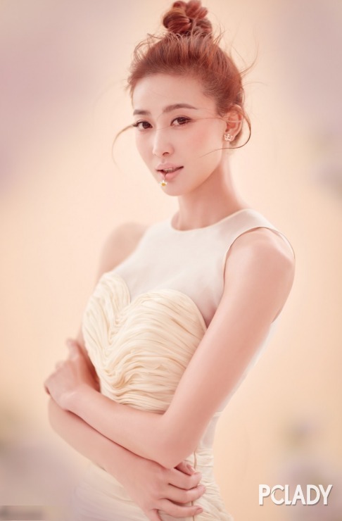 周知曲线v曲线大秀S蕾丝高开衩性感露胸粉红色包臀裙性感美女抄底图片
