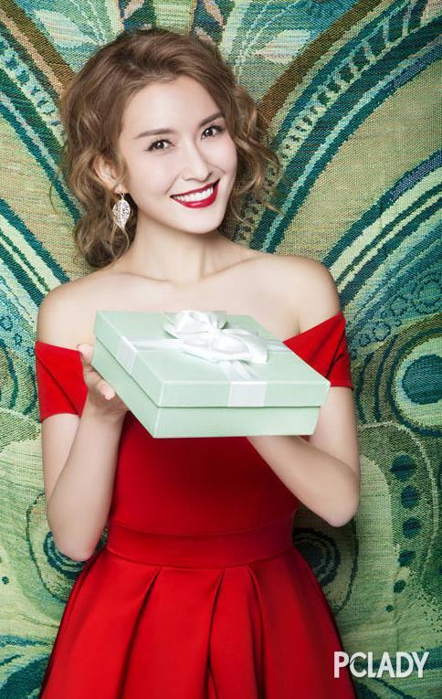 徐洁儿红裙俏露香肩 性感欢送新年祝福