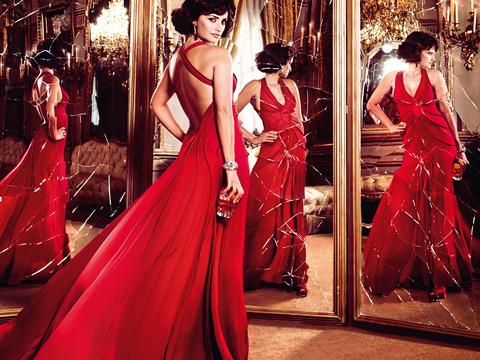 Penelope Cruz红裙性感撩人 演绎Campari年历时尚大片
