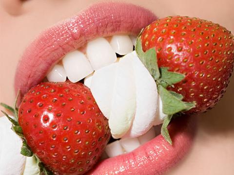 如何用草莓美白牙齿！