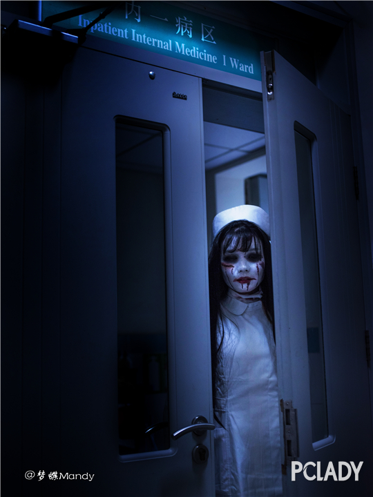 喧闹的医院也变得寂静起来. 护士站检测仪"滴滴"的声音格外清晰.