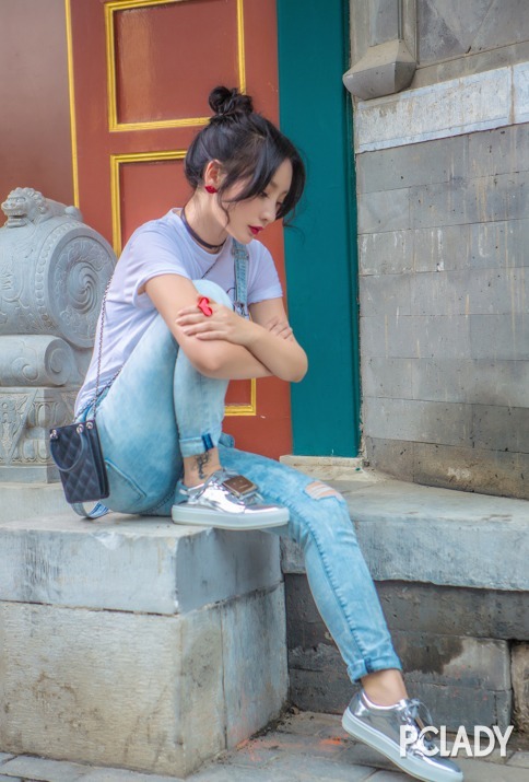 柳岩扎起丸子头,穿着可爱而简单的手绘水果白t,配上吊带牛仔裤,俏皮似