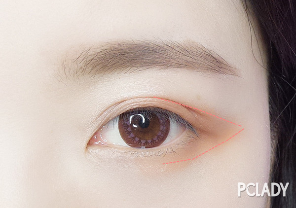 最后用腮红涂一下眼尾的位置,详细的看图示位置